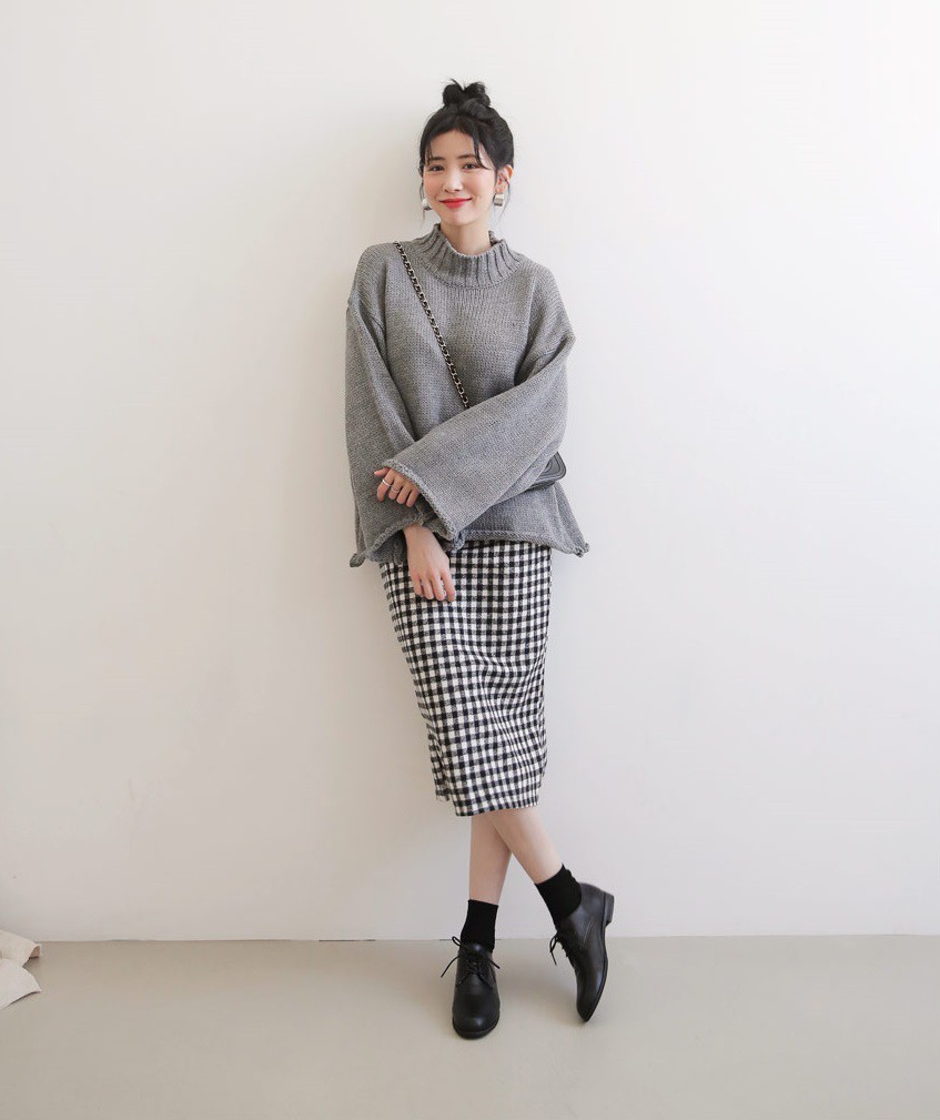 Đơn giản là áo len + chân váy thôi nhưng có đến 4 cách mix&match; xinh mê hồn để bạn thỏa sức diện đông này Đơn giản là áo len + chân váy thôi nhưng có đến 4 cách mix&match; xinh mê hồn để bạn thỏa sức diện đông này