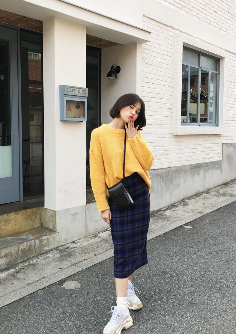 Đơn giản là áo len + chân váy thôi nhưng có đến 4 cách mix&match; xinh mê hồn để bạn thỏa sức diện đông này Đơn giản là áo len + chân váy thôi nhưng có đến 4 cách mix&match; xinh mê hồn để bạn thỏa sức diện đông này