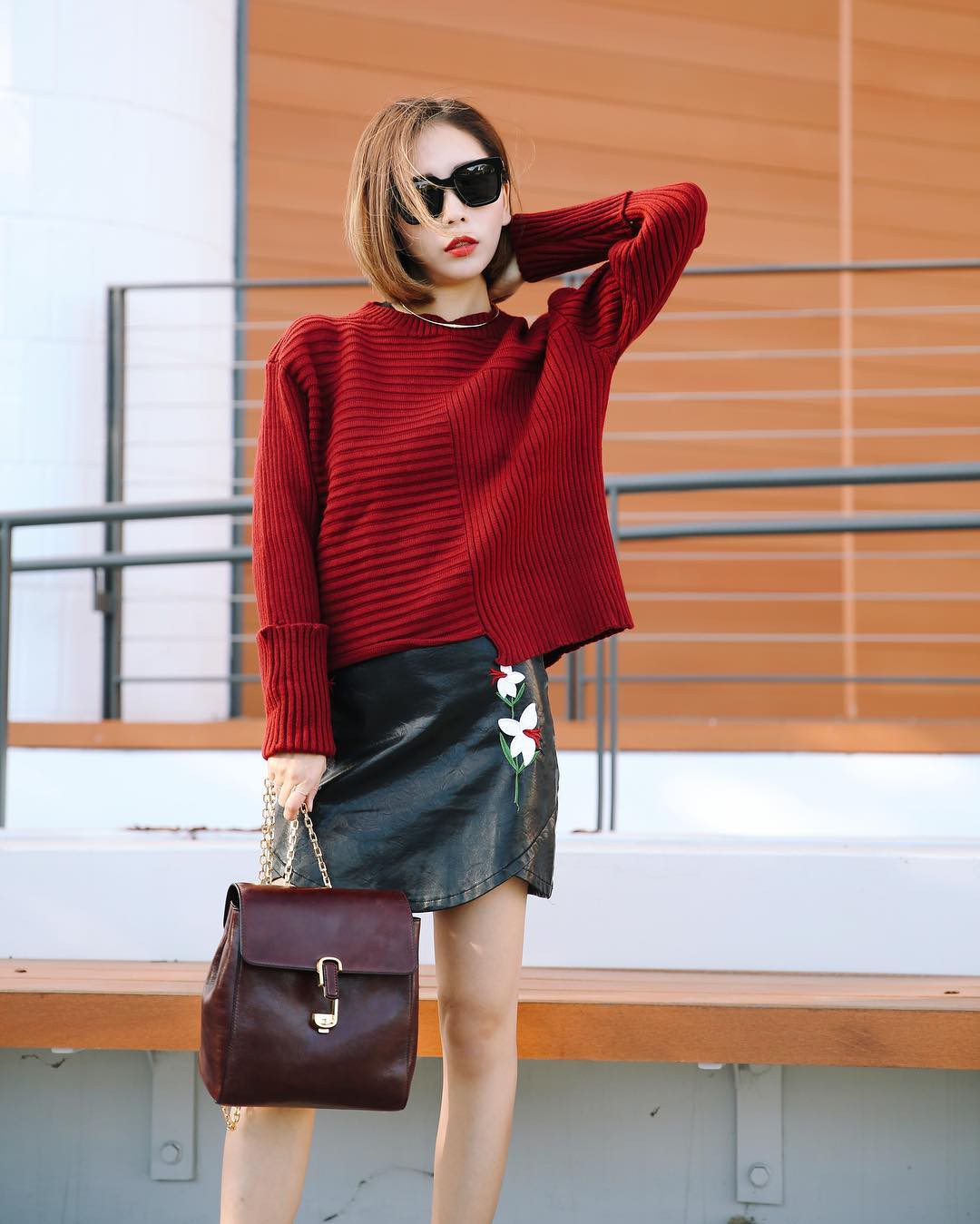 Đơn giản là áo len + chân váy thôi nhưng có đến 4 cách mix&match; xinh mê hồn để bạn thỏa sức diện đông này Đơn giản là áo len + chân váy thôi nhưng có đến 4 cách mix&match; xinh mê hồn để bạn thỏa sức diện đông này