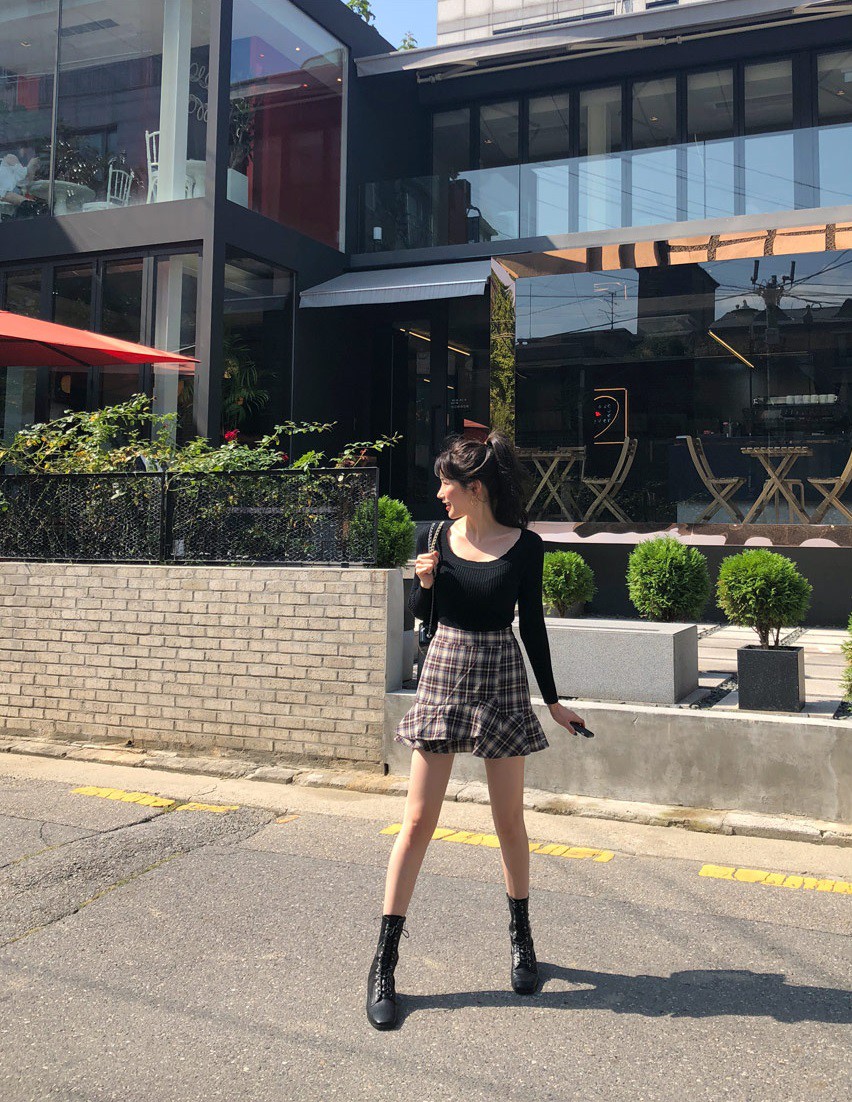 Đơn giản là áo len + chân váy thôi nhưng có đến 4 cách mix&match; xinh mê hồn để bạn thỏa sức diện đông này Đơn giản là áo len + chân váy thôi nhưng có đến 4 cách mix&match; xinh mê hồn để bạn thỏa sức diện đông này