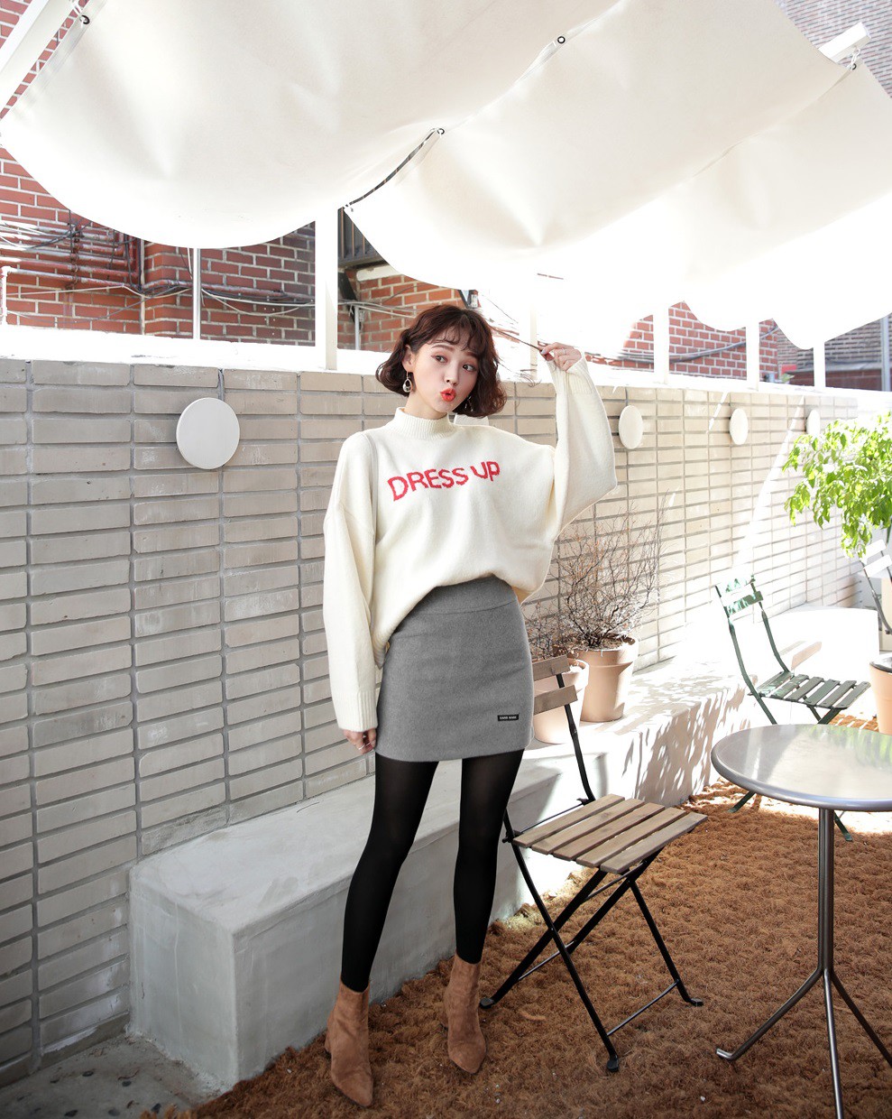 Đơn giản là áo len + chân váy thôi nhưng có đến 4 cách mix&match; xinh mê hồn để bạn thỏa sức diện đông này Đơn giản là áo len + chân váy thôi nhưng có đến 4 cách mix&match; xinh mê hồn để bạn thỏa sức diện đông này