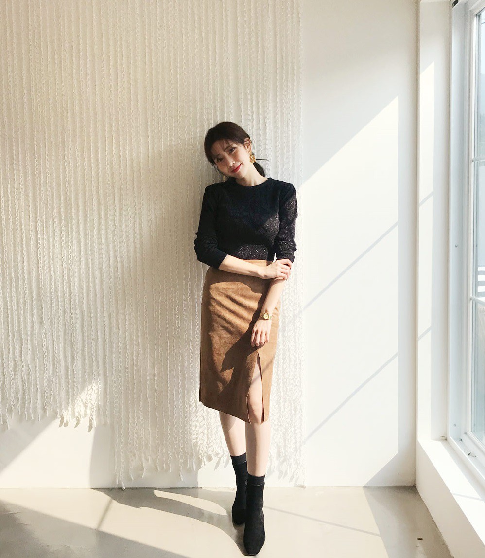 Đơn giản là áo len + chân váy thôi nhưng có đến 4 cách mix&match; xinh mê hồn để bạn thỏa sức diện đông này Đơn giản là áo len + chân váy thôi nhưng có đến 4 cách mix&match; xinh mê hồn để bạn thỏa sức diện đông này