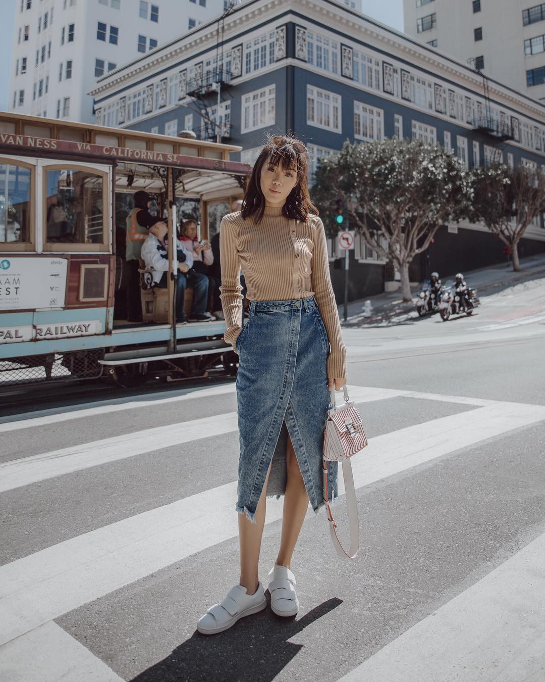 Đơn giản là áo len + chân váy thôi nhưng có đến 4 cách mix&match; xinh mê hồn để bạn thỏa sức diện đông này Đơn giản là áo len + chân váy thôi nhưng có đến 4 cách mix&match; xinh mê hồn để bạn thỏa sức diện đông này