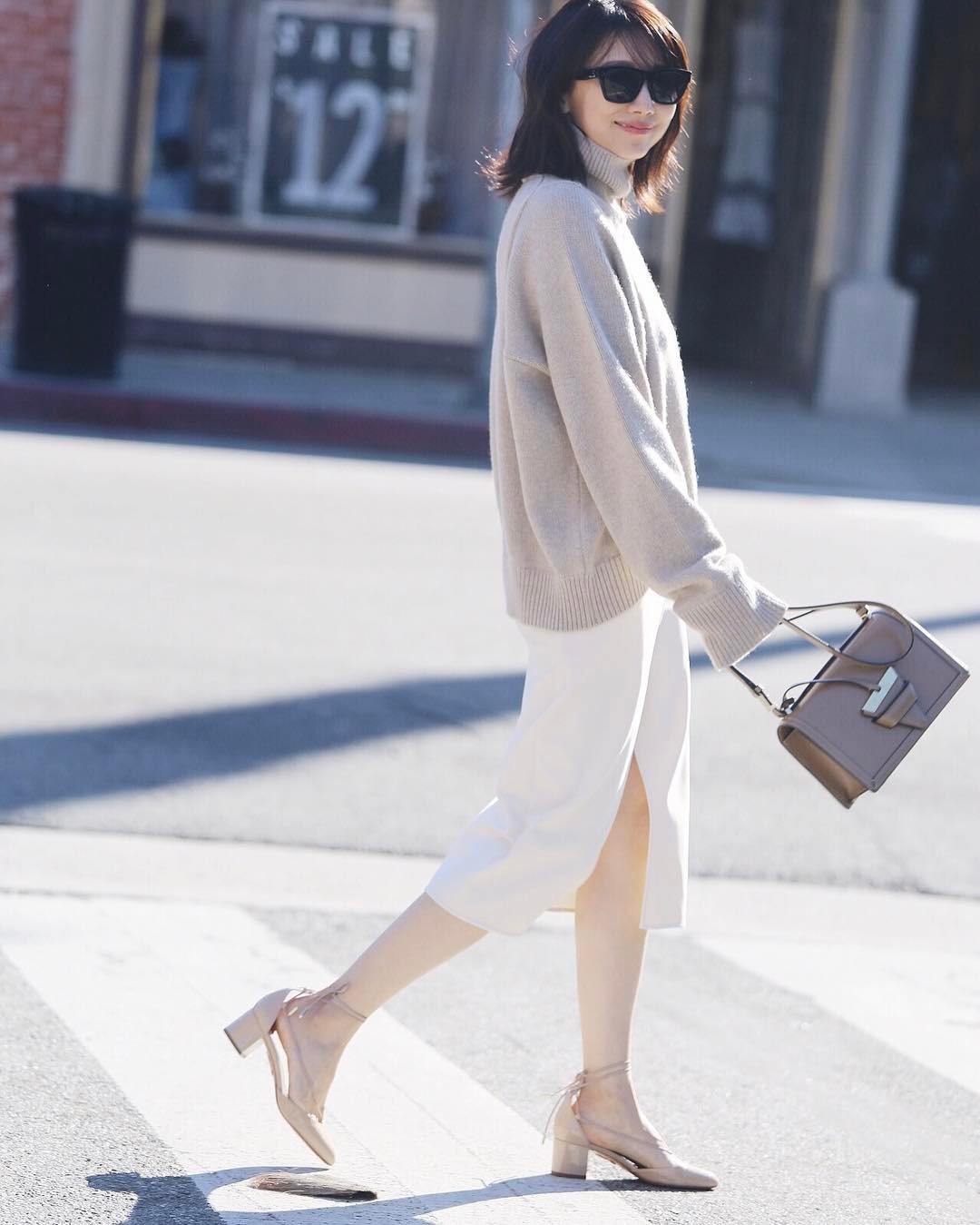 Đơn giản là áo len + chân váy thôi nhưng có đến 4 cách mix&match; xinh mê hồn để bạn thỏa sức diện đông này Đơn giản là áo len + chân váy thôi nhưng có đến 4 cách mix&match; xinh mê hồn để bạn thỏa sức diện đông này