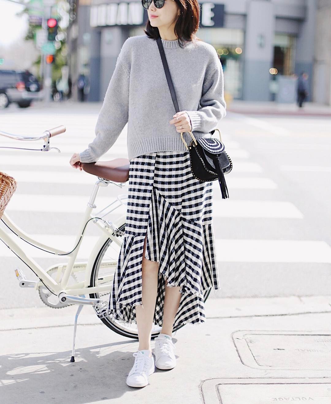 Đơn giản là áo len + chân váy thôi nhưng có đến 4 cách mix&match; xinh mê hồn để bạn thỏa sức diện đông này Đơn giản là áo len + chân váy thôi nhưng có đến 4 cách mix&match; xinh mê hồn để bạn thỏa sức diện đông này