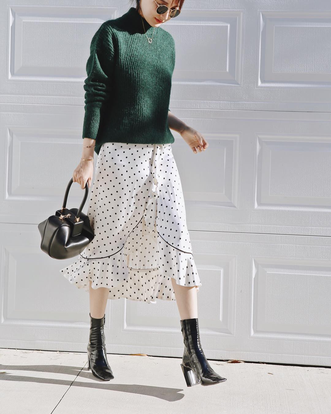 Đơn giản là áo len + chân váy thôi nhưng có đến 4 cách mix&match; xinh mê hồn để bạn thỏa sức diện đông này Đơn giản là áo len + chân váy thôi nhưng có đến 4 cách mix&match; xinh mê hồn để bạn thỏa sức diện đông này