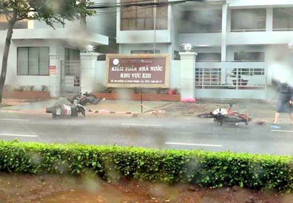 Bão Usagi quét qua Vũng Tàu, nhiều cây bật gốc