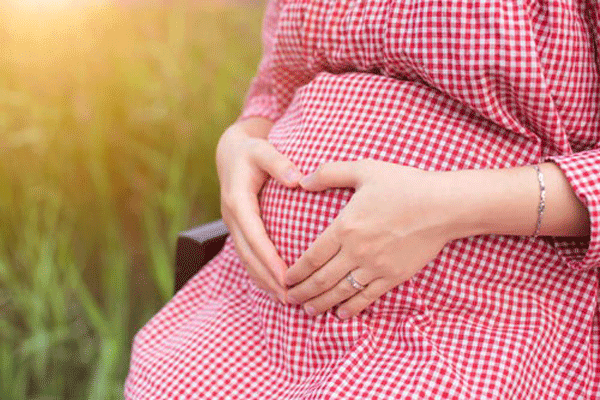 Mẹ 9x xinh đẹp khoe ảnh bụng bầu 7 tháng vẫn phẳng lì đến không thể tin nổi