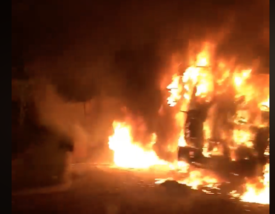 Xe đầu kéo bốc cháy dữ dội khi đang bị CSGT xử lý trong đêm