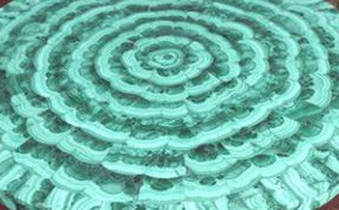 Chiếc bàn rộng 3 gang tay giá nửa tỷ đồng gây xôn xao ở Hà Nội có gì đặc biệt?