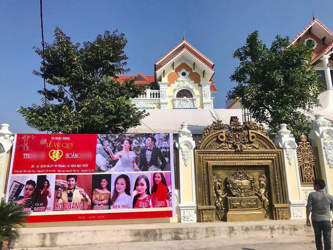 Đám cưới có cả banner liệt kê ca sĩ hát khiến người đi đường cứ ngỡ là show âm nhạc