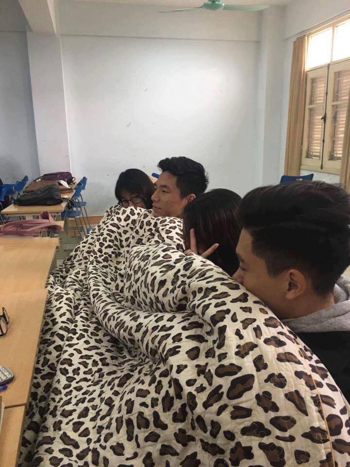 Trời mới vừa trở lạnh, học sinh đã thi nhau mang chăn đi học, lầy lội không chịu được