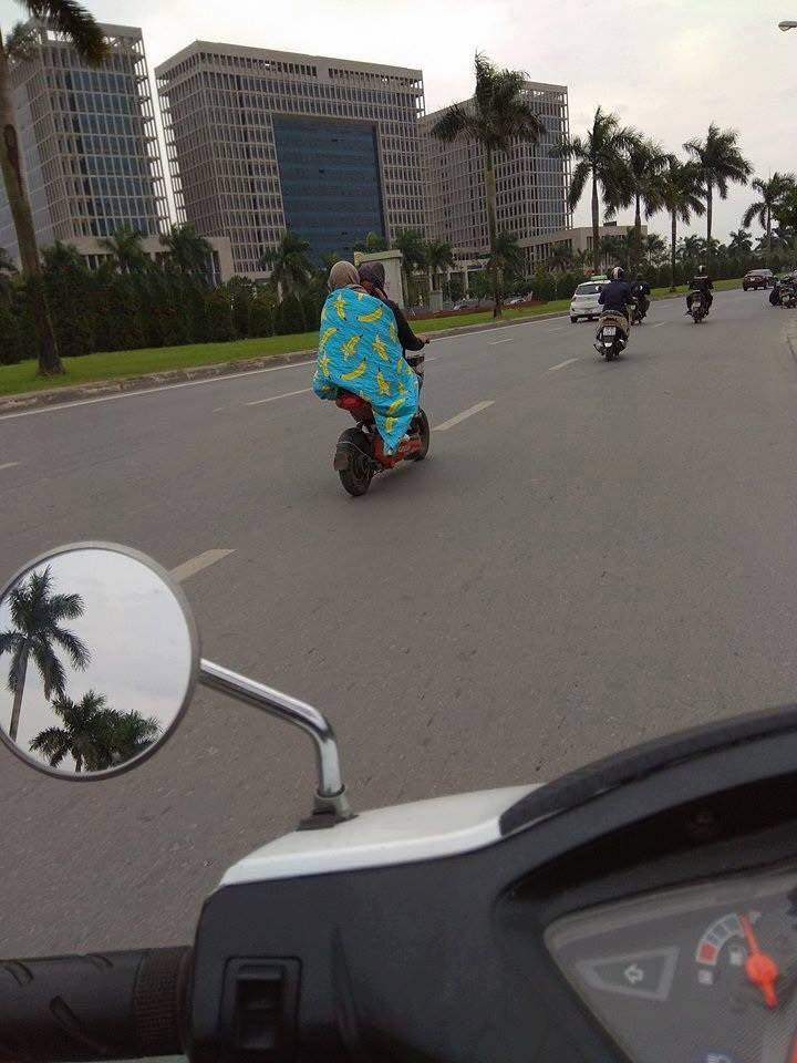 Trời mới vừa trở lạnh, học sinh đã thi nhau mang chăn đi học, lầy lội không chịu được