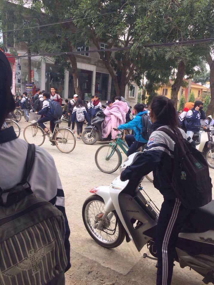 Trời mới vừa trở lạnh, học sinh đã thi nhau mang chăn đi học, lầy lội không chịu được