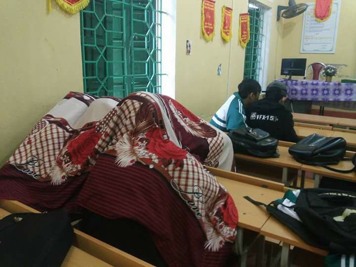 Trời mới vừa trở lạnh, học sinh đã thi nhau mang chăn đi học, lầy lội không chịu được