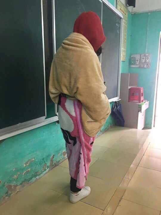 Trời mới vừa trở lạnh, học sinh đã thi nhau mang chăn đi học, lầy lội không chịu được