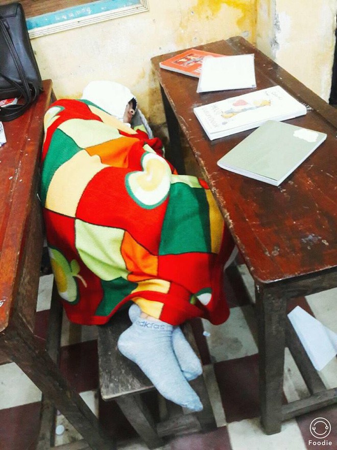 Trời mới vừa trở lạnh, học sinh đã thi nhau mang chăn đi học, lầy lội không chịu được