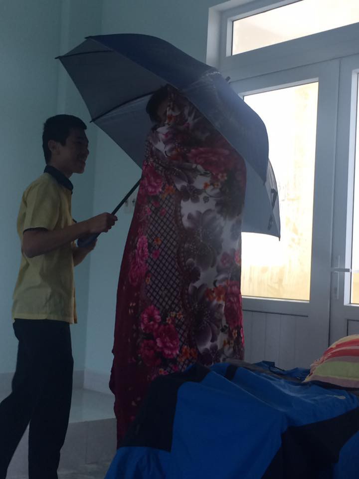 Trời mới vừa trở lạnh, học sinh đã thi nhau mang chăn đi học, lầy lội không chịu được