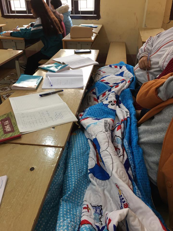 Trời mới vừa trở lạnh, học sinh đã thi nhau mang chăn đi học, lầy lội không chịu được