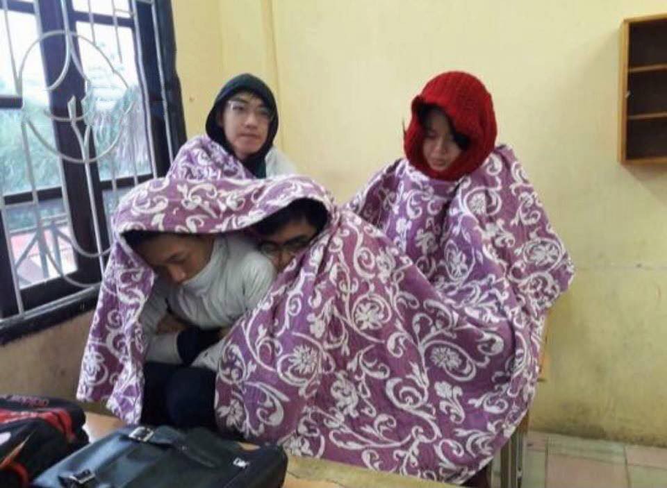 Trời mới vừa trở lạnh, học sinh đã thi nhau mang chăn đi học, lầy lội không chịu được