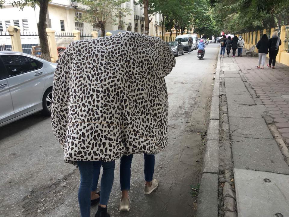 Trời mới vừa trở lạnh, học sinh đã thi nhau mang chăn đi học, lầy lội không chịu được