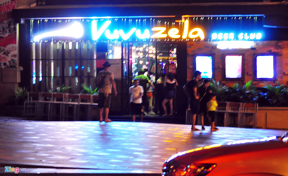 Du khách bình thản chơi đêm ở Vũng Tàu trước giờ bão số 9 đổ bộ