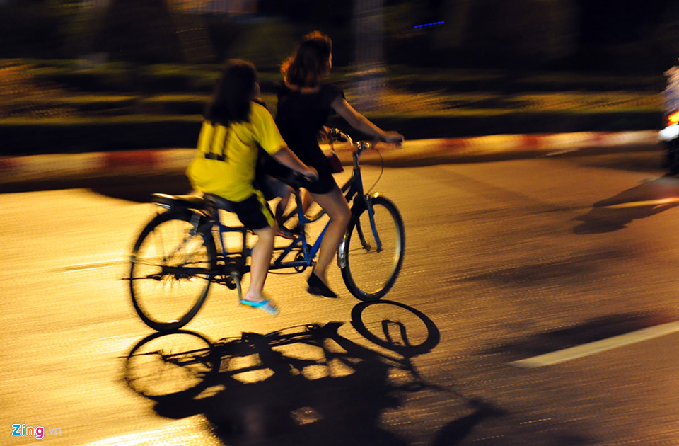 Du khách bình thản chơi đêm ở Vũng Tàu trước giờ bão số 9 đổ bộ