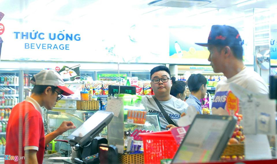 Du khách bình thản chơi đêm ở Vũng Tàu trước giờ bão số 9 đổ bộ