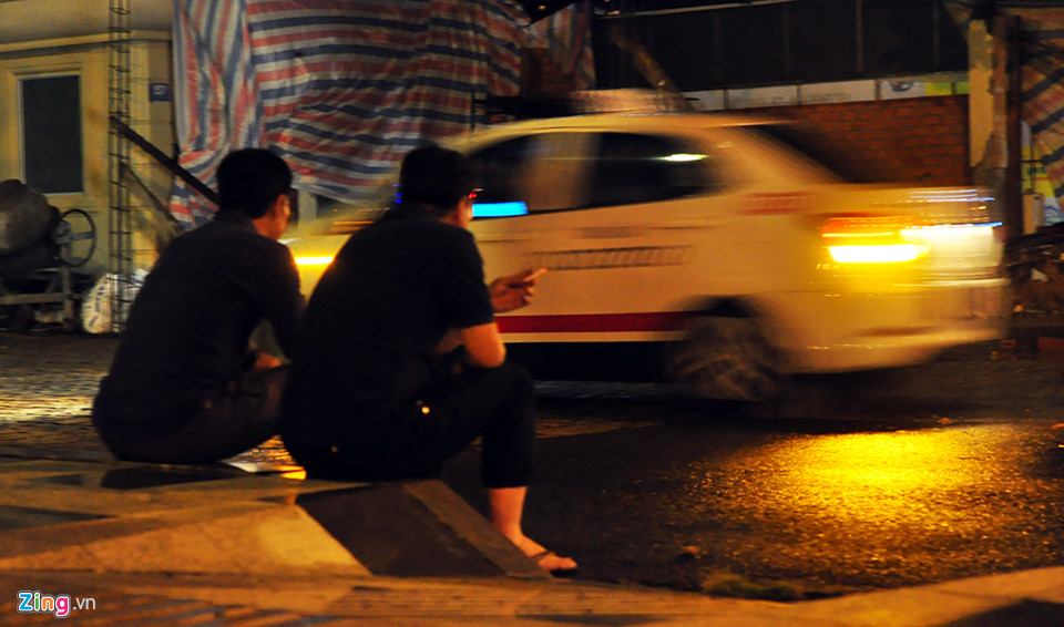 Du khách bình thản chơi đêm ở Vũng Tàu trước giờ bão số 9 đổ bộ