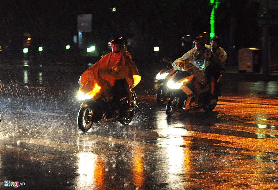 Du khách bình thản chơi đêm ở Vũng Tàu trước giờ bão số 9 đổ bộ