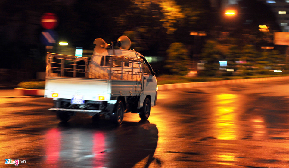 Du khách bình thản chơi đêm ở Vũng Tàu trước giờ bão số 9 đổ bộ