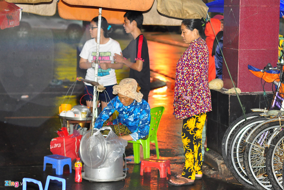 Du khách bình thản chơi đêm ở Vũng Tàu trước giờ bão số 9 đổ bộ