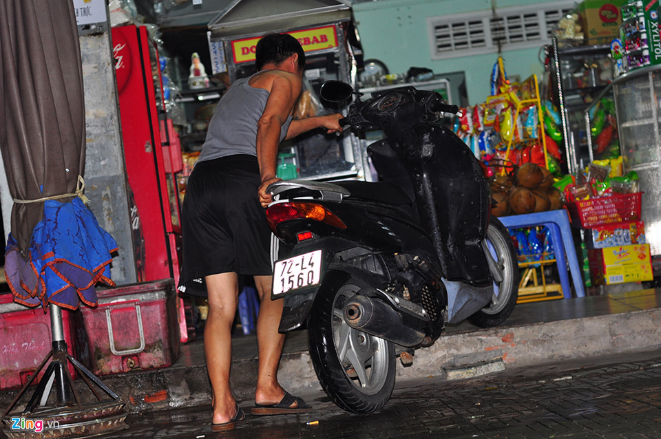 Du khách bình thản chơi đêm ở Vũng Tàu trước giờ bão số 9 đổ bộ