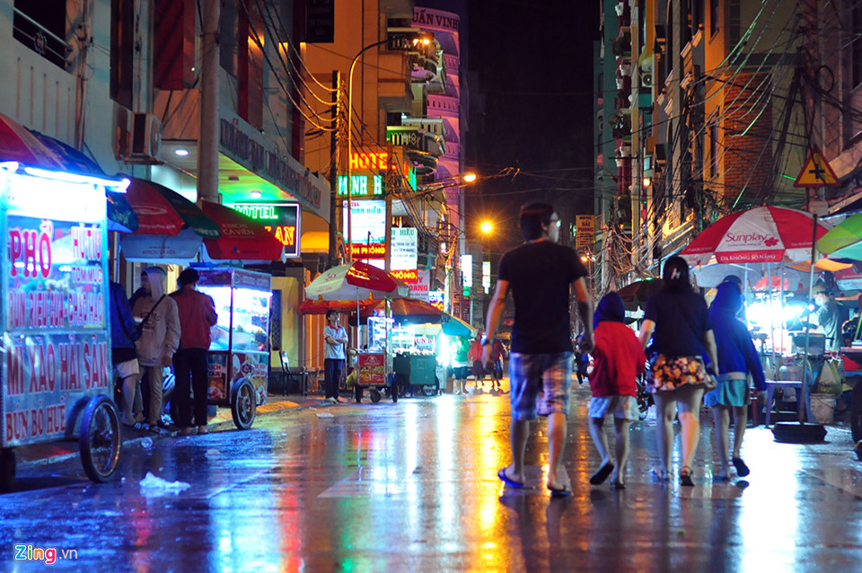 Du khách bình thản chơi đêm ở Vũng Tàu trước giờ bão số 9 đổ bộ