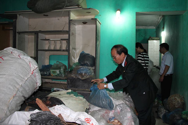 Phát hiện 3 kho chứa hàng tấn dược liệu đông y bốc mùi hôi