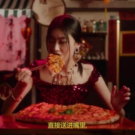 Giữa tâm điểm Dolce & Gabbana bị tẩy chay, cảnh phim Xa Thi Mạn ăn pizza bằng đũa được netizen Trung đào mộ