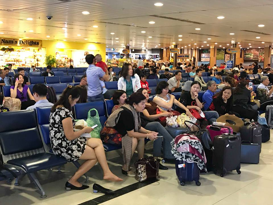 Bão số 9 khiến hàng loạt chuyến bay trễ giờ, hàng trăm người vạ vật tại sân bay Tân Sơn Nhất