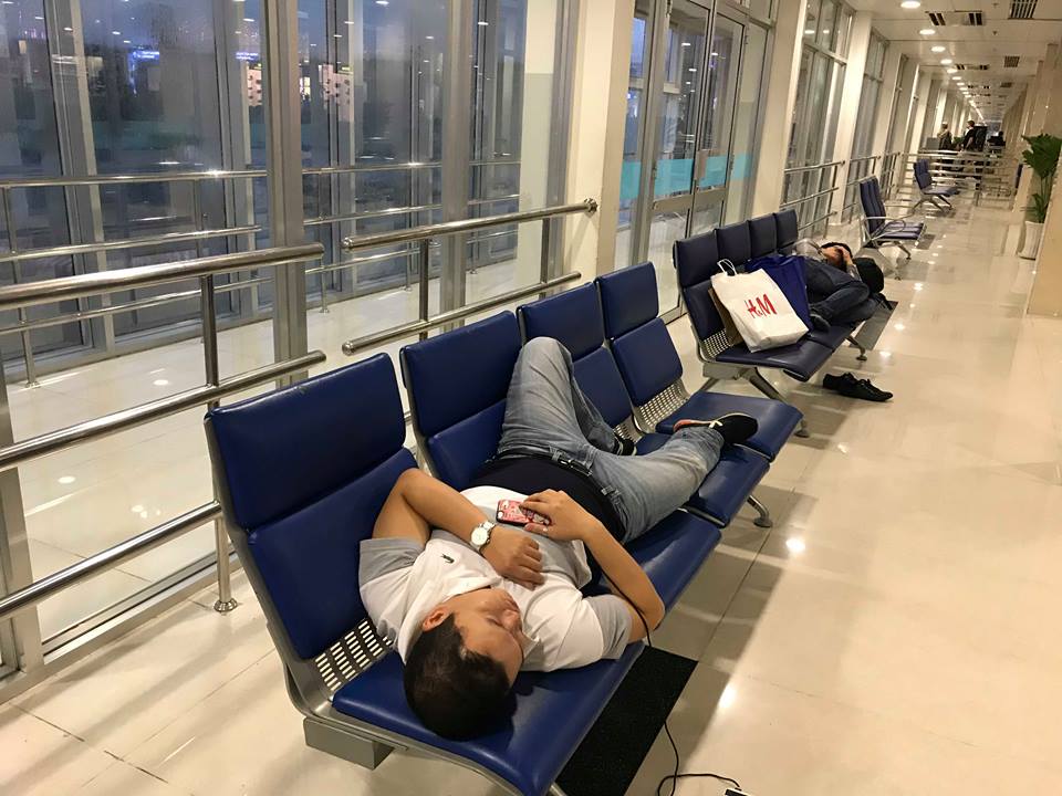 Bão số 9 khiến hàng loạt chuyến bay trễ giờ, hàng trăm người vạ vật tại sân bay Tân Sơn Nhất