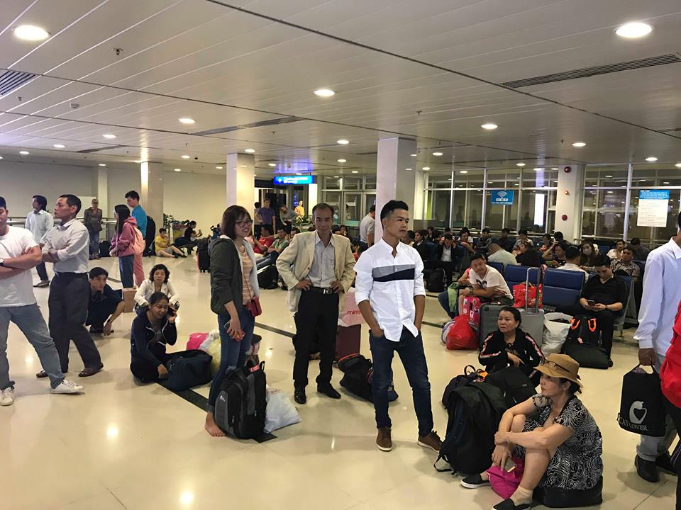 Bão số 9 khiến hàng loạt chuyến bay trễ giờ, hàng trăm người vạ vật tại sân bay Tân Sơn Nhất