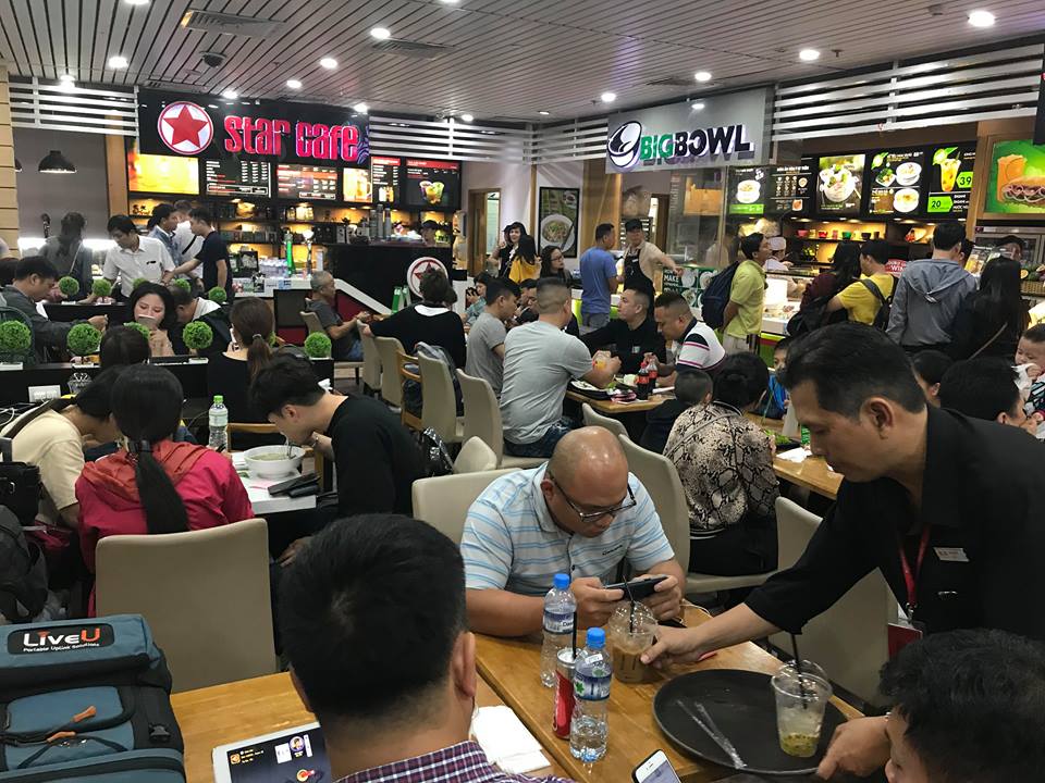 Bão số 9 khiến hàng loạt chuyến bay trễ giờ, hàng trăm người vạ vật tại sân bay Tân Sơn Nhất