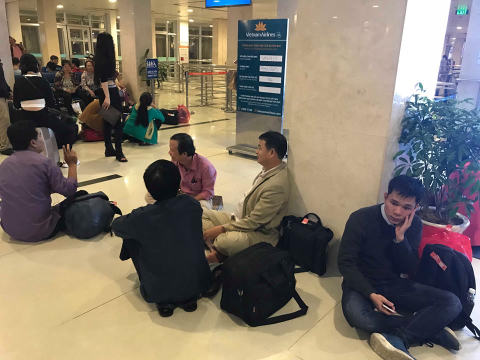 Bão số 9 khiến hàng loạt chuyến bay trễ giờ, hàng trăm người vạ vật tại sân bay Tân Sơn Nhất