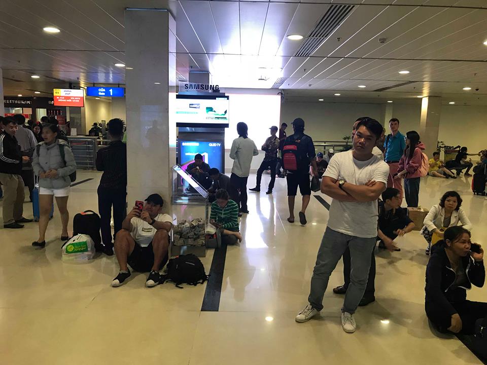 Bão số 9 khiến hàng loạt chuyến bay trễ giờ, hàng trăm người vạ vật tại sân bay Tân Sơn Nhất