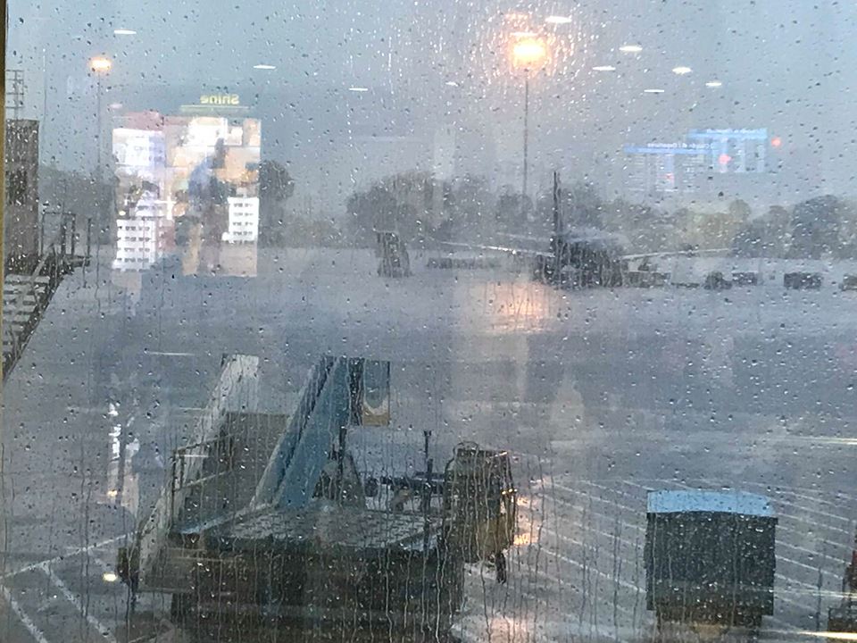 Bão số 9 khiến hàng loạt chuyến bay trễ giờ, hàng trăm người vạ vật tại sân bay Tân Sơn Nhất