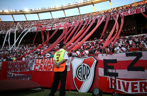 CĐV bạo động, tấn công cầu thủ Boca, Superclasico lại hoãn