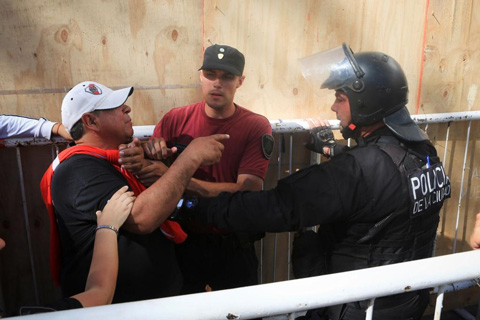 CĐV bạo động, tấn công cầu thủ Boca, Superclasico lại hoãn