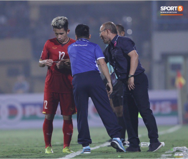 HLV Park Hang-seo gửi mẩu giấy bí mật cho Duy Pinky và đây là điều cộng đồng mạng phát hiện