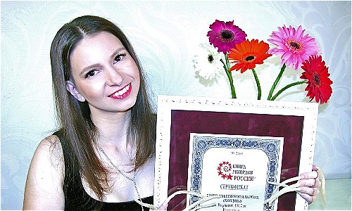 Người phụ nữ 4 năm không cắt móng tay chỉ vì trò cá cược