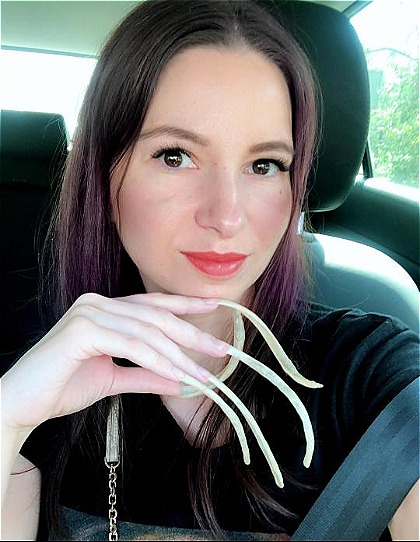 Người phụ nữ 4 năm không cắt móng tay chỉ vì trò cá cược