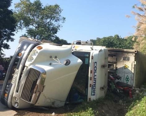 Dừng ven đường, nhóm phượt bị xe container lật đè trúng