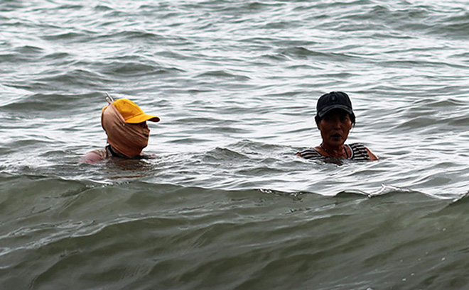 Bão số 9 cách Vũng Tàu 140km, 7 ngư dân rơi xuống biển mất tích